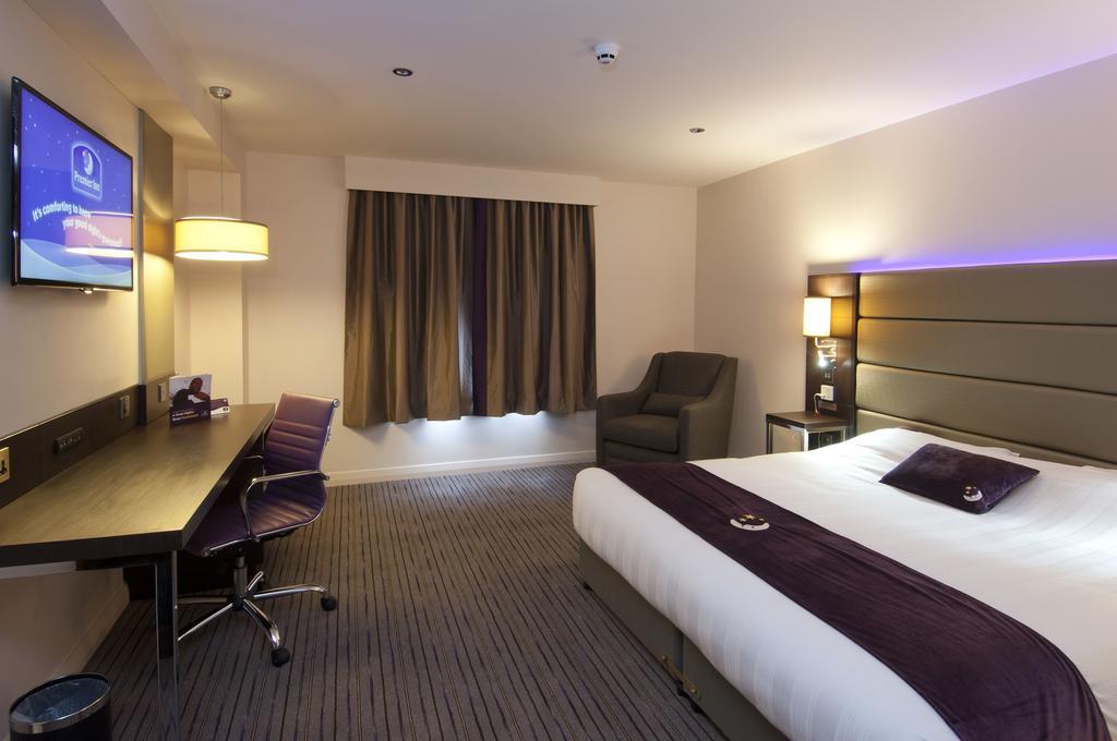 Premier Inn Ντανφέρμλιν Εξωτερικό φωτογραφία