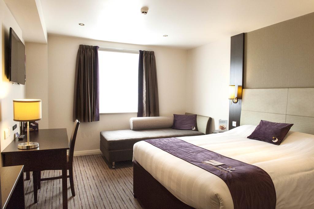 Premier Inn Ντανφέρμλιν Εξωτερικό φωτογραφία