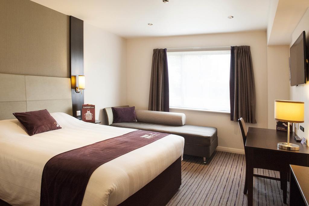 Premier Inn Ντανφέρμλιν Εξωτερικό φωτογραφία