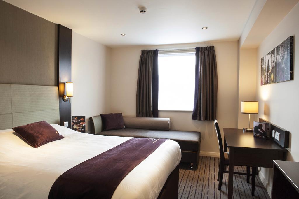 Premier Inn Ντανφέρμλιν Εξωτερικό φωτογραφία
