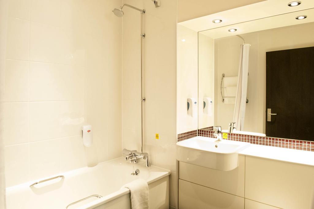 Premier Inn Ντανφέρμλιν Εξωτερικό φωτογραφία