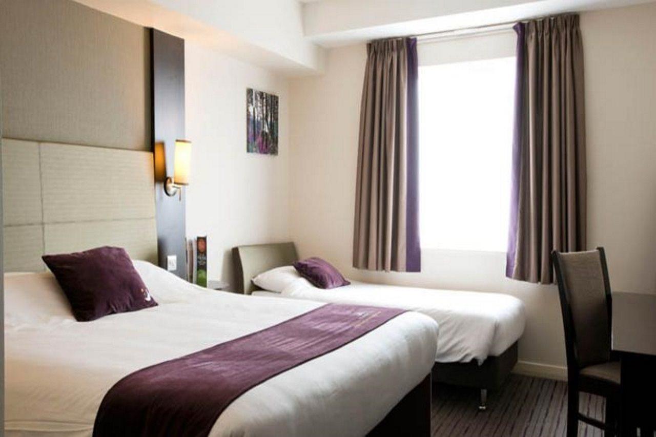 Premier Inn Ντανφέρμλιν Εξωτερικό φωτογραφία
