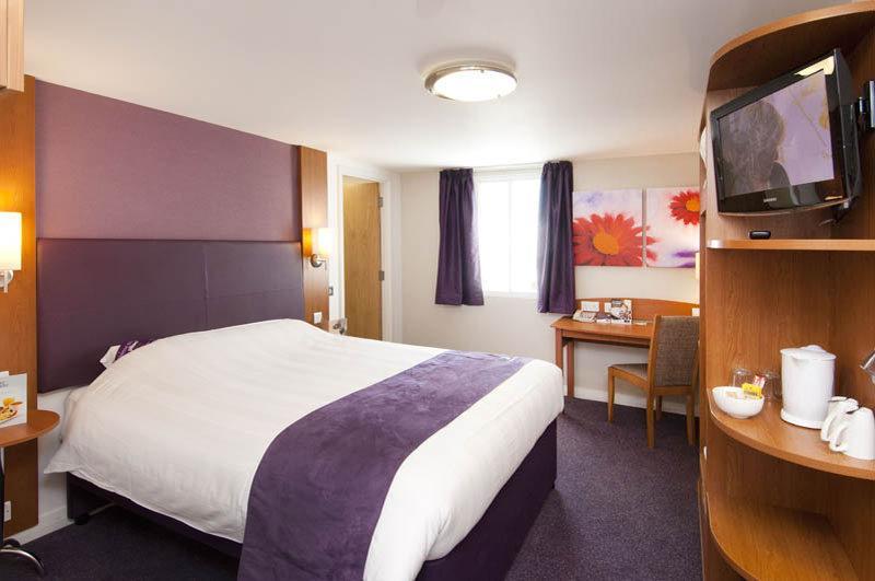 Premier Inn Ντανφέρμλιν Εξωτερικό φωτογραφία