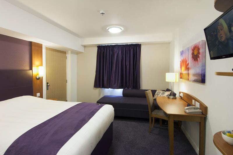 Premier Inn Ντανφέρμλιν Εξωτερικό φωτογραφία